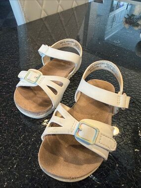 Sz 6 Kids White Buckle Sandals